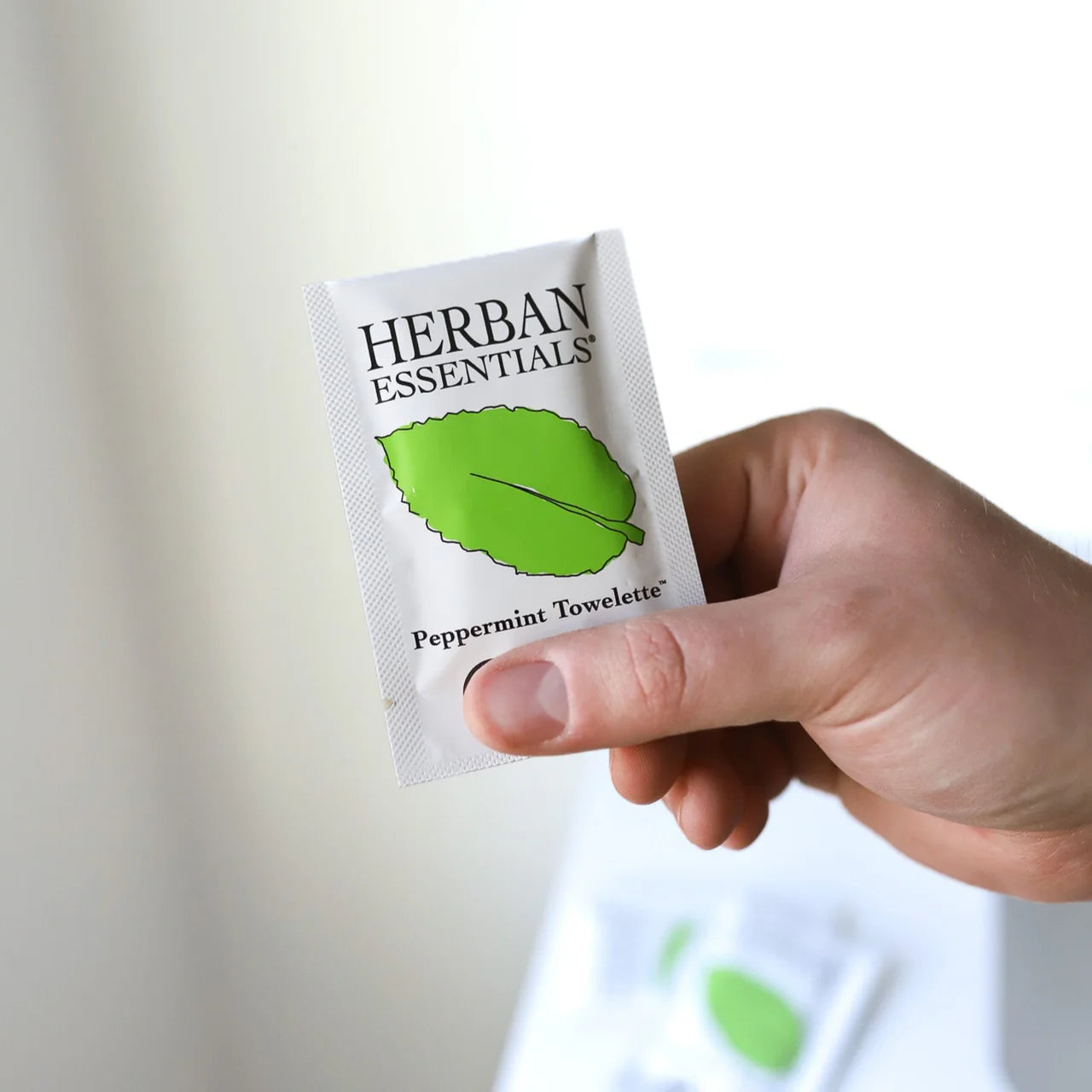 Herban Essentials - Peppermint Towelettes - 20 Individual Essential Oil Wipes